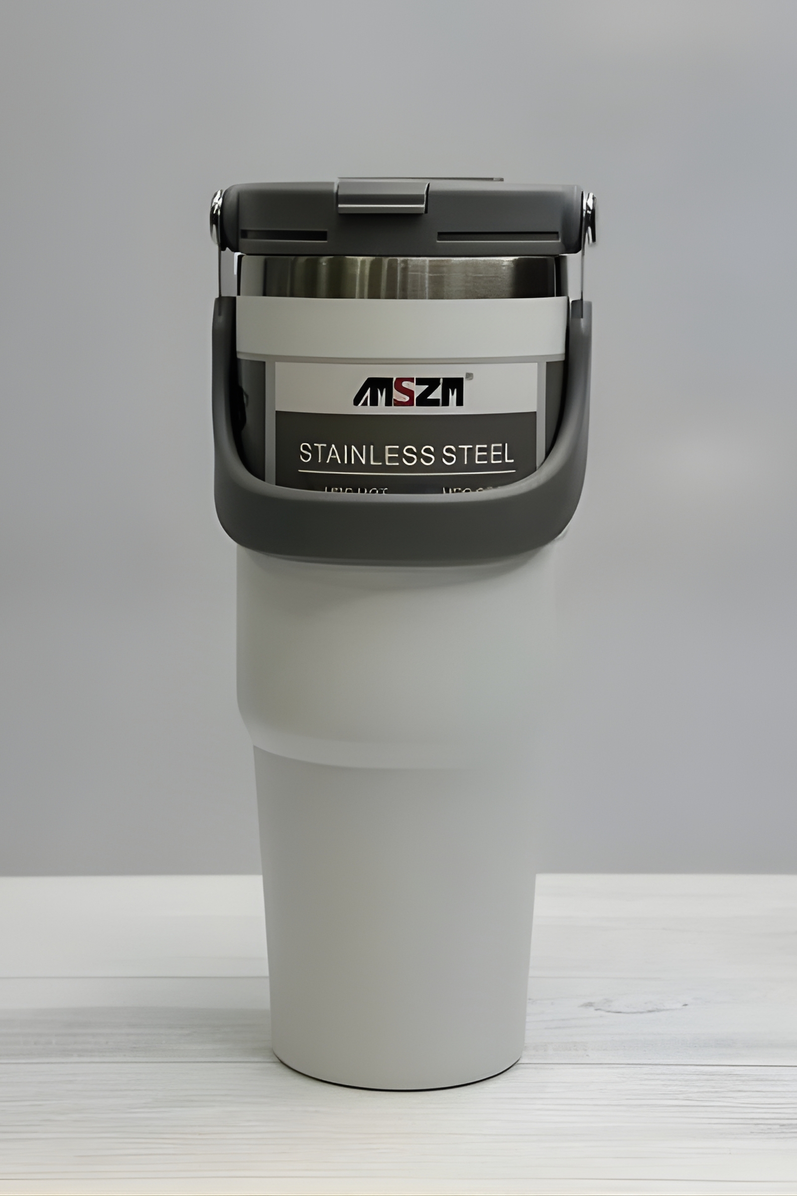 تراول ماگ دوحالته SZM طرح استنلی – دستهدار و نیدار، ظرفیت ۹۰۰ میلیلیتر