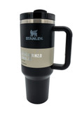 ماگ استنلی کوئنچر مدل JBY‑827 ظرفیت 1.18 لیتر (40oz) – دستهدار و نیدار